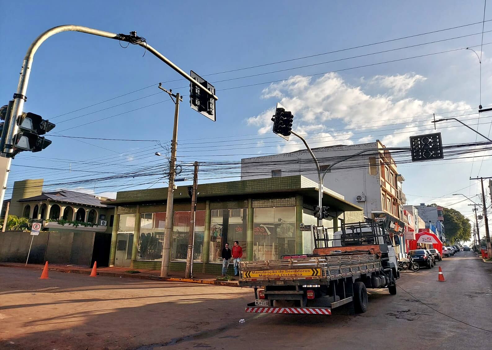 Trânsito no cruzamento da Avenida Senador Pinheiro com a Rua Treze de Maio segue parcialmente interrompido  
